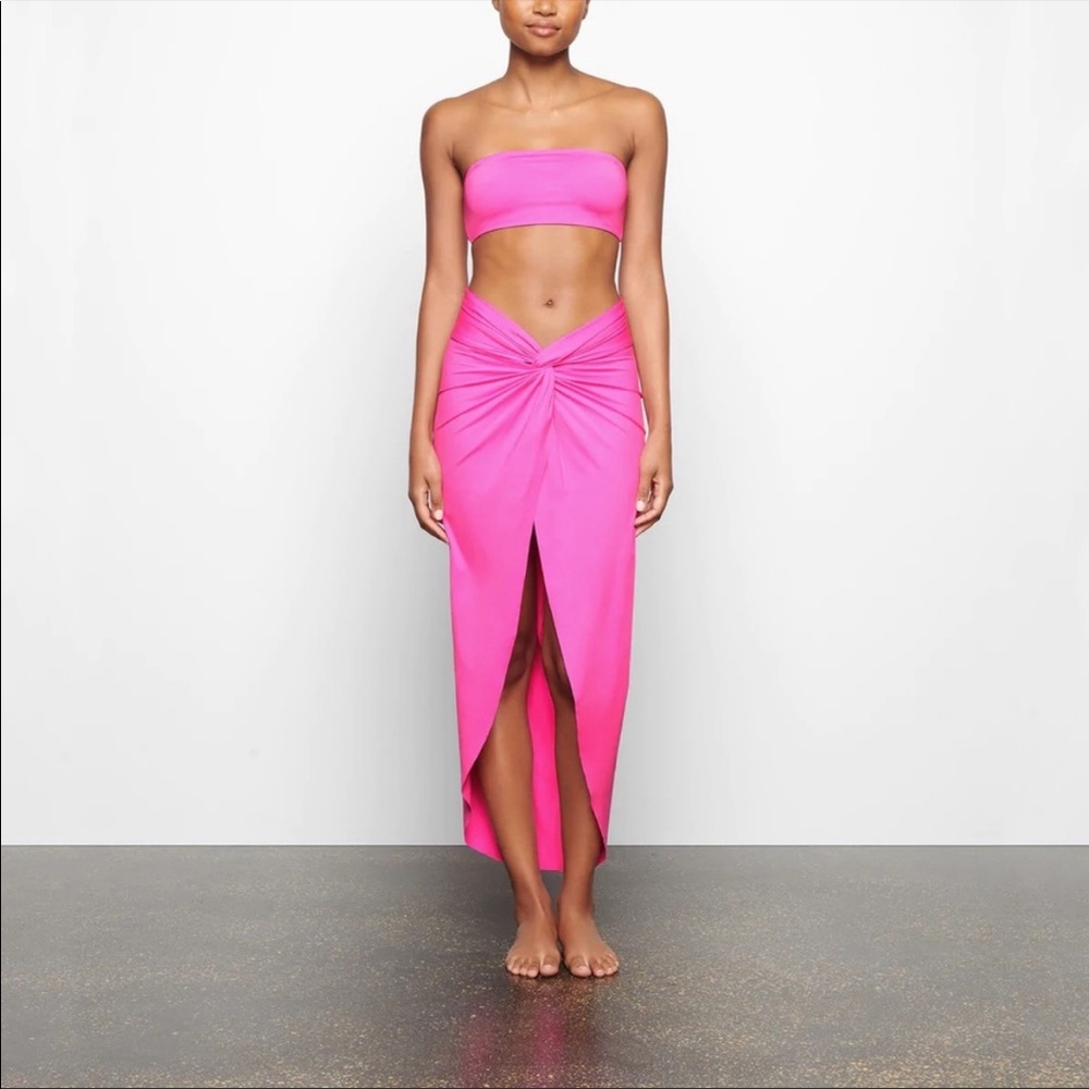 New - SKIMS Swim sarong skirt in Taffy XXS